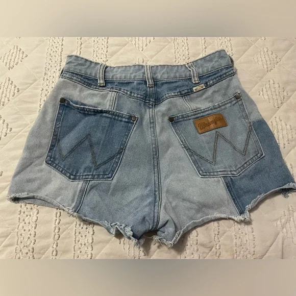 WRANGELR AND BILLABONG: Shorts size 27. Used but still in good condition - Picture 4 of 7